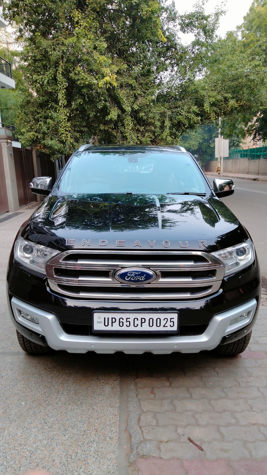 FOR SALE FORD ENDEAVOUR 3.2 TITANIUM 4×4 AUTOMATIC CAR DIESAL MODAL 2017 VIP NO CAR 1ST OWNER CAR KMS 52775 WITH COMPANY SERVICE HISTORY LAST SERVICE 52720 KMS FORD COMPANY FIRST TIME TYERS CHANGE LAST MONTH NEW BATTERY 2ND KEY AVAILABLE ALL ORIGINAL PAINT CAR SCRECHLESS CAR Jolly chittranjan park South delhi nehru place