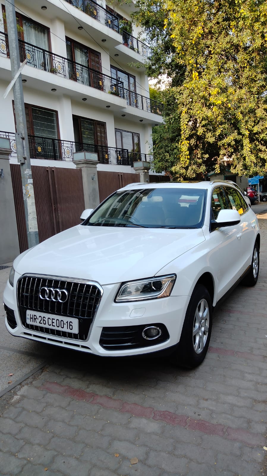 FOR SALE AUDI Q5 2.0 TDI QUATTRO PRIUAM PLUS WITH SUNROOF MODAL 2014 KMS 74600 WITH SERVICE HISTORY 2ND OWNER VIP NUMBER CAR INSHURED TILL 2024 INSHURED VALUE 15,50,000 NO CLIAM BONUS 50 % 2ND KEY AVAILABLE TYERS GOOD CONDITION NEW BATTERY ALL ORIGINAL PAINT CAR SCRECHLESS CAR JOLLY MOTORS CHITTRANJAN PARK SOUTH DELHI 9810012032 9910089032